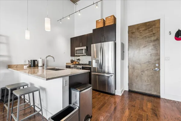 $400,000 | 1800 West Grace Street, Unit 413, Chicago, IL 60613