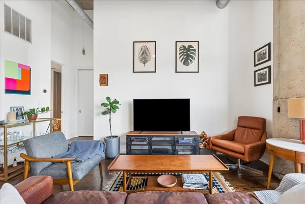 $400,000 | 1800 West Grace Street, Unit 413, Chicago, IL 60613