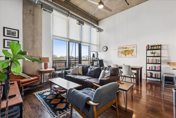 $400,000 | 1800 West Grace Street, Unit 413, Chicago, IL 60613