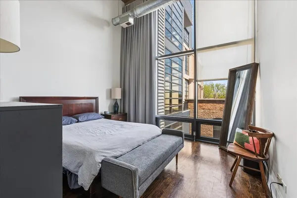 $400,000 | 1800 West Grace Street, Unit 413, Chicago, IL 60613