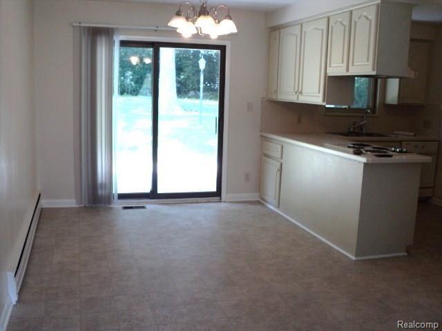 240 Windsor Road Rochester, MI 48307 - Photo 2 of 11 DSC01140.JPG
