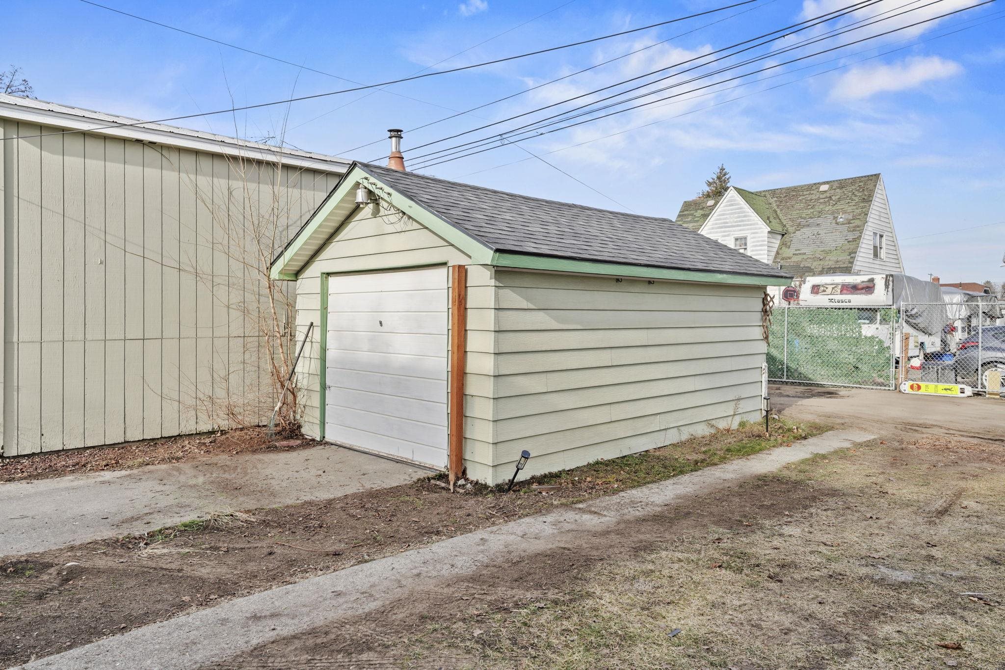 407 East Hoffman Avenue Spokane, WA 99207 - Photo 4 of 26