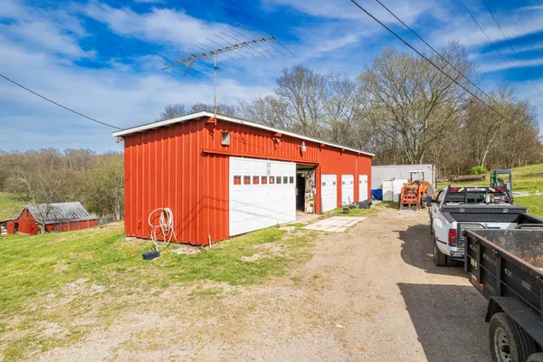 $989,900 | 1839 Polly Adams Road, Belfast, TN 37019