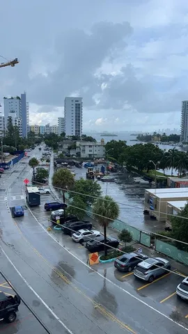 a city street filled with lots of traffic and parked cars