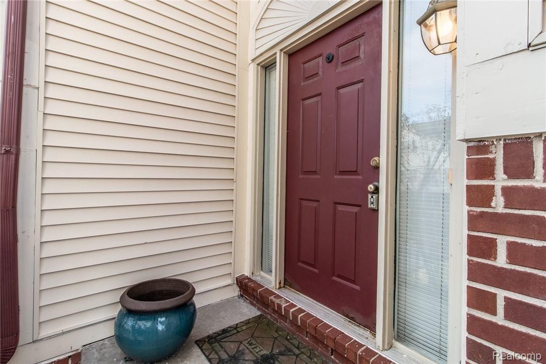 2654 Crooks Road Royal Oak, MI 48073 - Photo 31 of 35 Private Entry