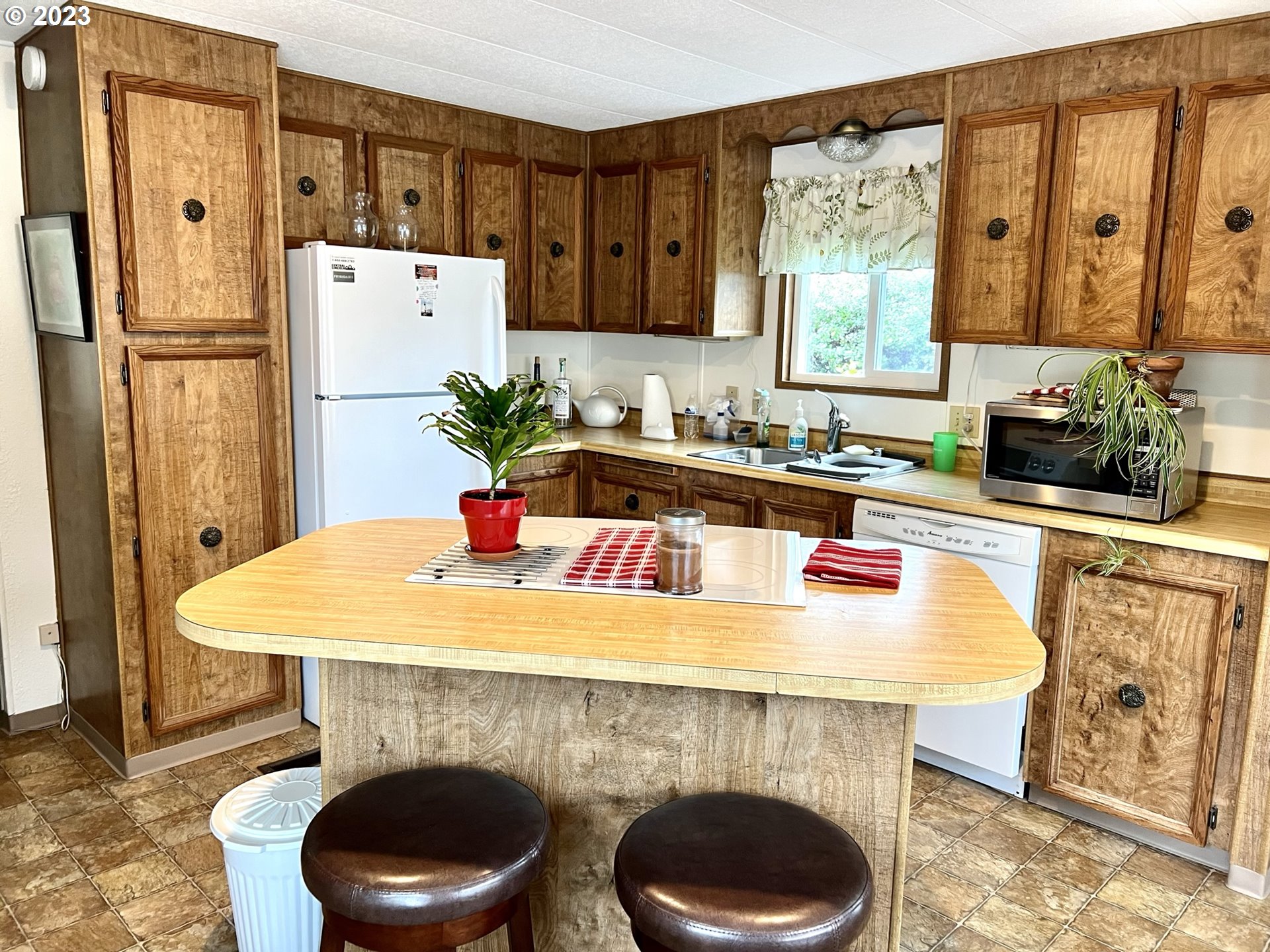 1601 Rhododendron Drive, Unit 586 Florence, OR 97439 - Photo 12 of 22 a kitchen with sink a refrigerator and cabinets