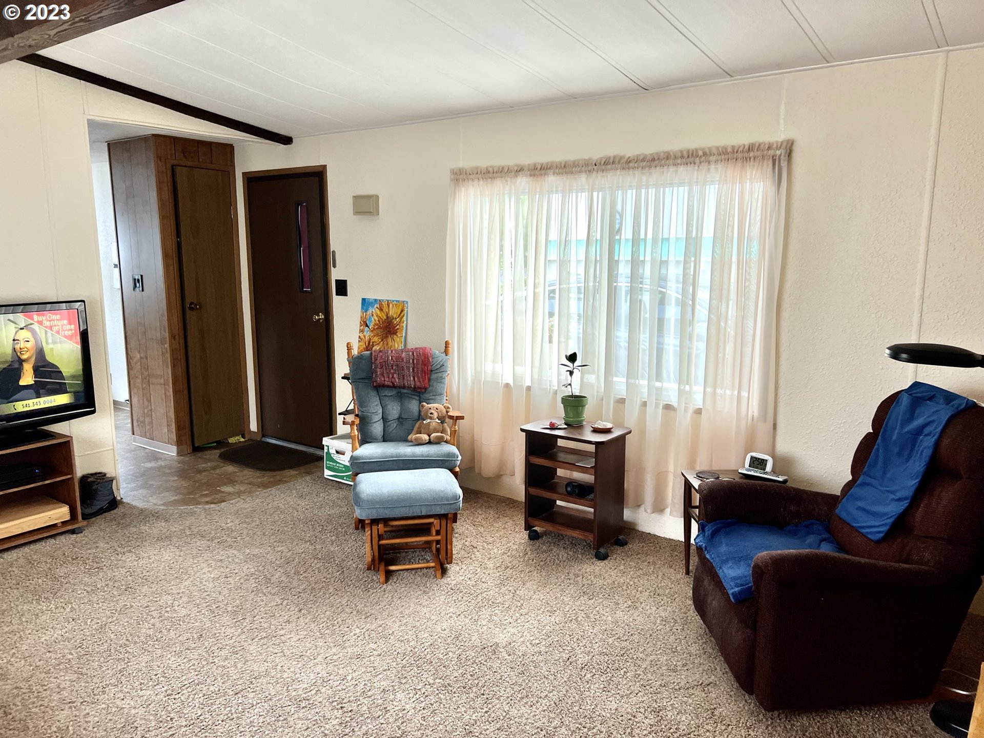 1601 Rhododendron Drive, Unit 586 Florence, OR 97439 - Photo 5 of 22 a living room with furniture and a window