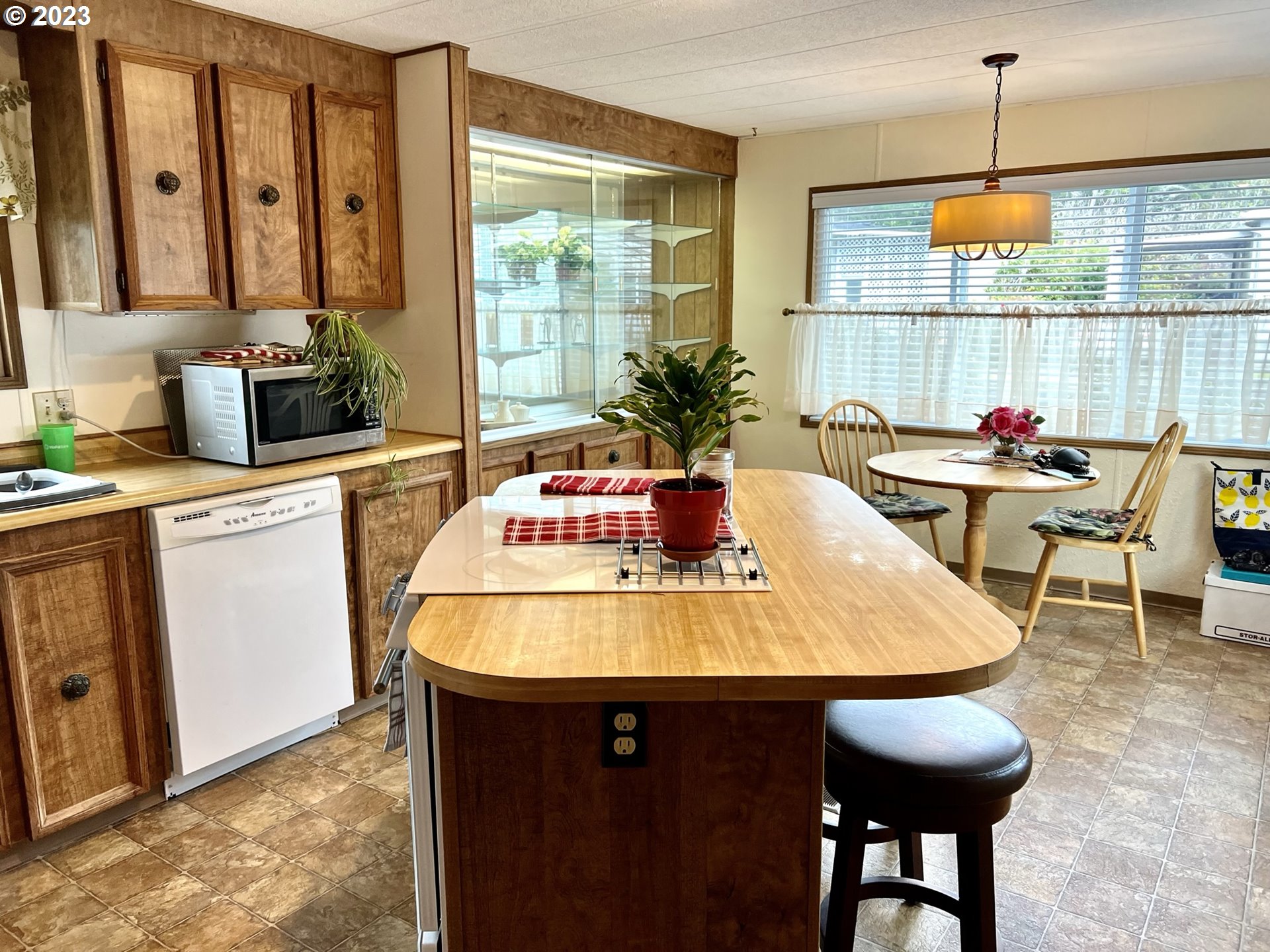 1601 Rhododendron Drive, Unit 586 Florence, OR 97439 - Photo 10 of 22 a dining table with chairs and window
