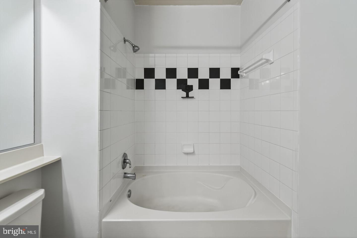 9490 Virginia Center Boulevard, Unit 127 Vienna, VA 22181 - Photo 14 of 31 a bathroom with a bathtub