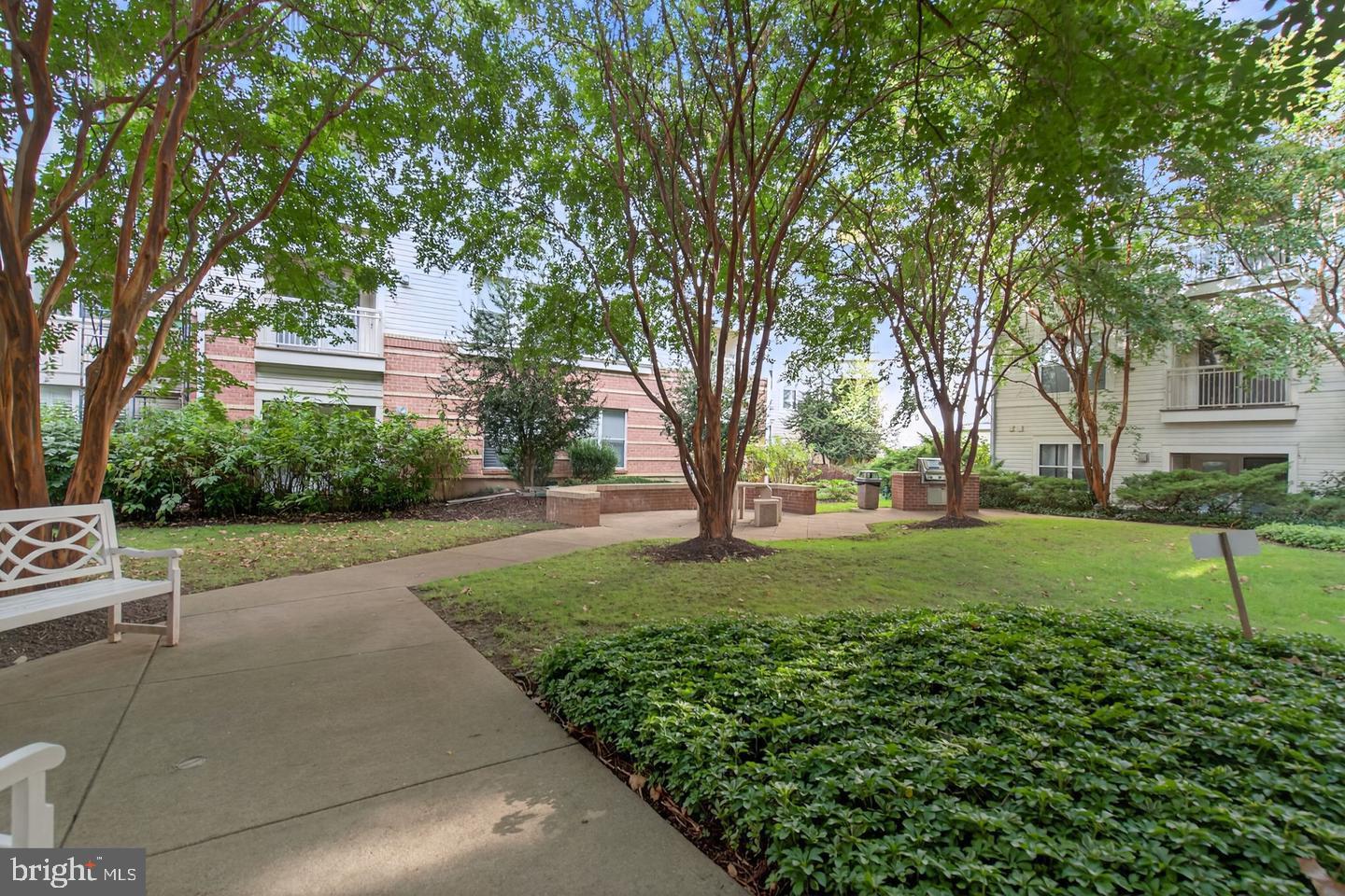 9490 Virginia Center Boulevard, Unit 127 Vienna, VA 22181 - Photo 27 of 31 a view of backyard with green space