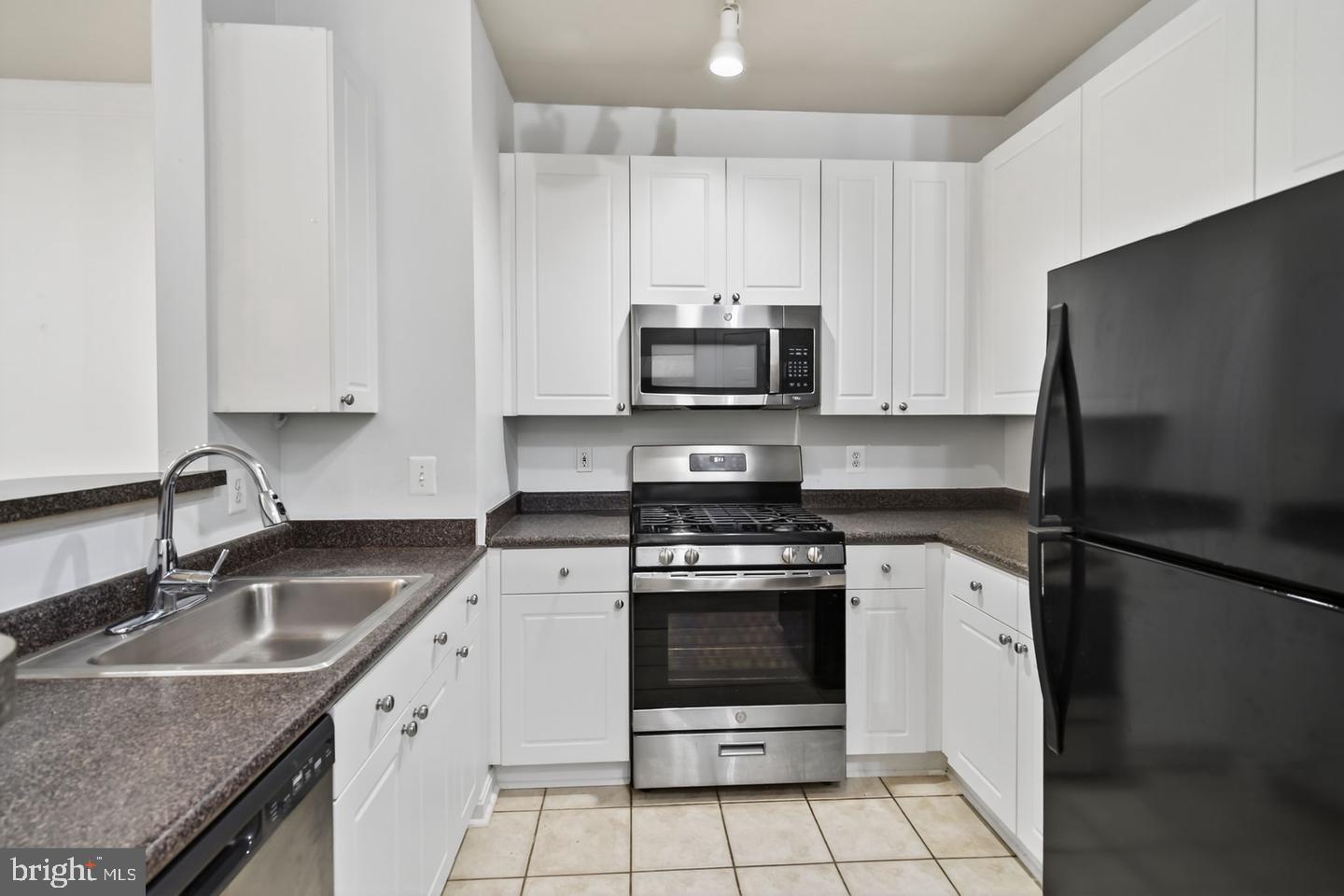 9490 Virginia Center Boulevard, Unit 127 Vienna, VA 22181 - Photo 6 of 31 a kitchen with a sink stove and refrigerator