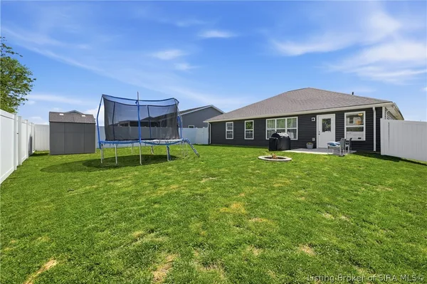 $299,000 | 825 Wolf Run Pk Boulevard, Jeffersonville, IN 47130