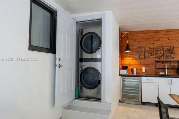 a view of a livingroom with washer and dryer