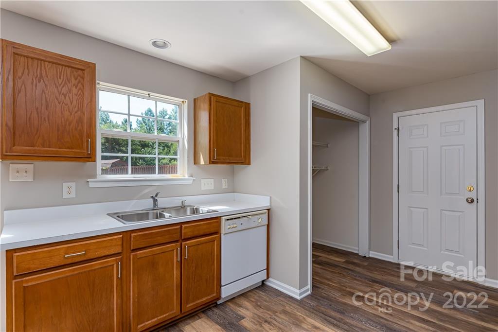 10339 Gold Pan Road Charlotte, NC 28215 - Photo 10 of 32 Gallery Image 10