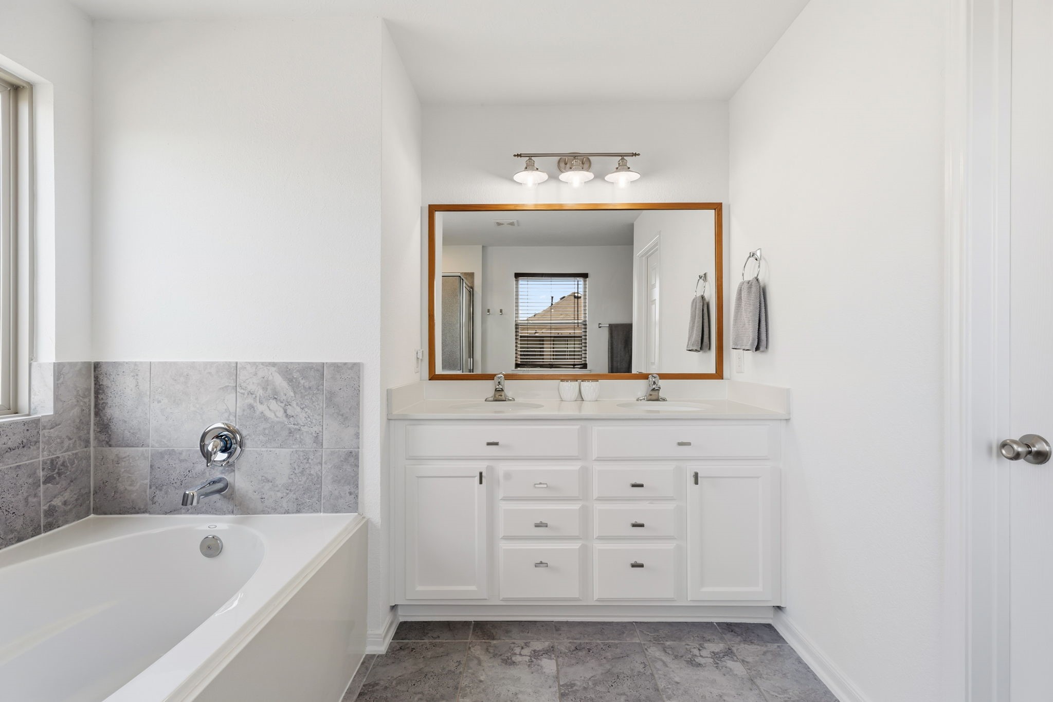 5127 Avondale Rise Street Katy, TX 77493 - Photo 28 of 47 a bathroom with a bathtub sink and a mirror