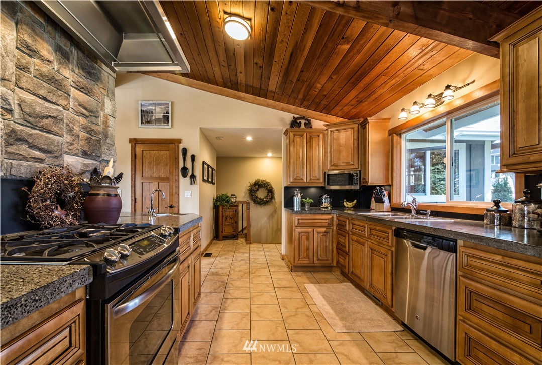 20417 96th Avenue Northeast Bothell, WA 98011 - Photo 6 of 25 Gallery Image 6