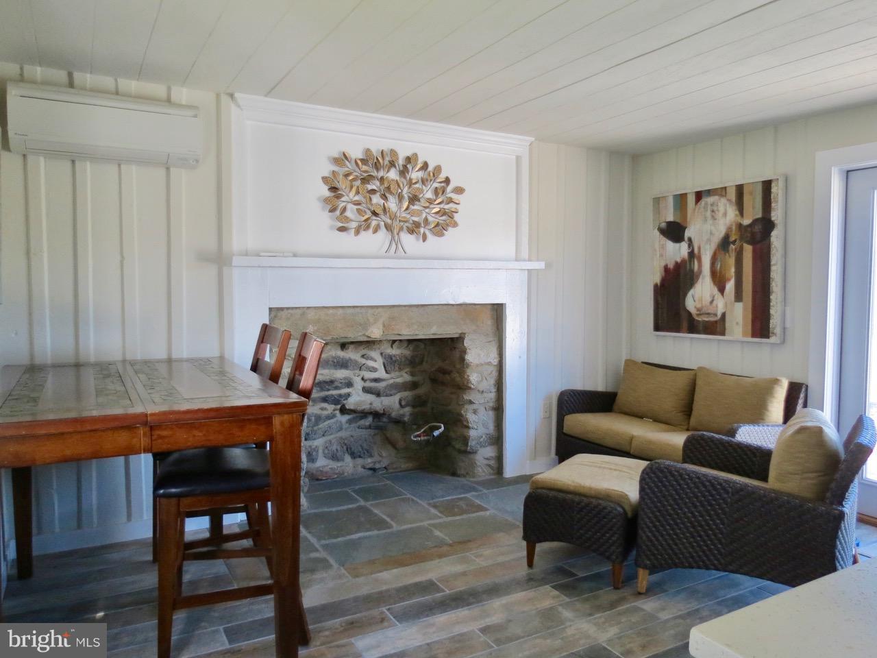 12036 Crest Hill Road Hume, VA 22639 - Photo 20 of 30 Pool house Living Room & Kitchen