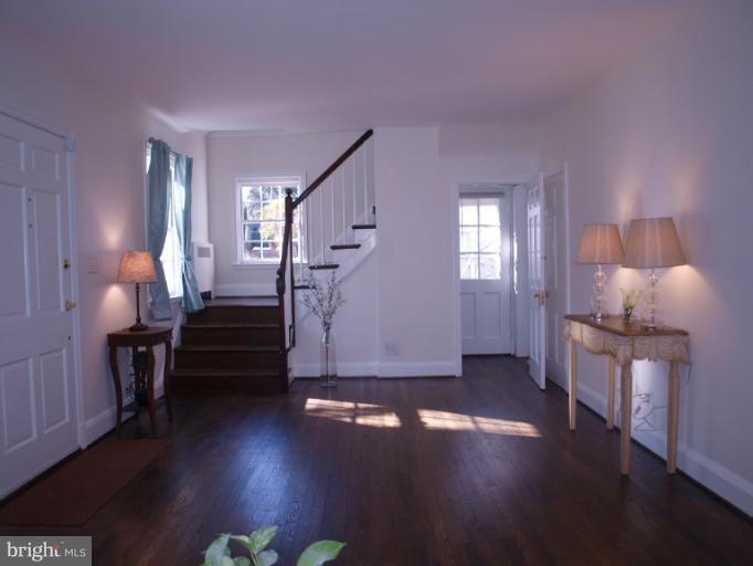 522 Wilton Road Towson, MD 21286 - Photo 4 of 20 Living Room