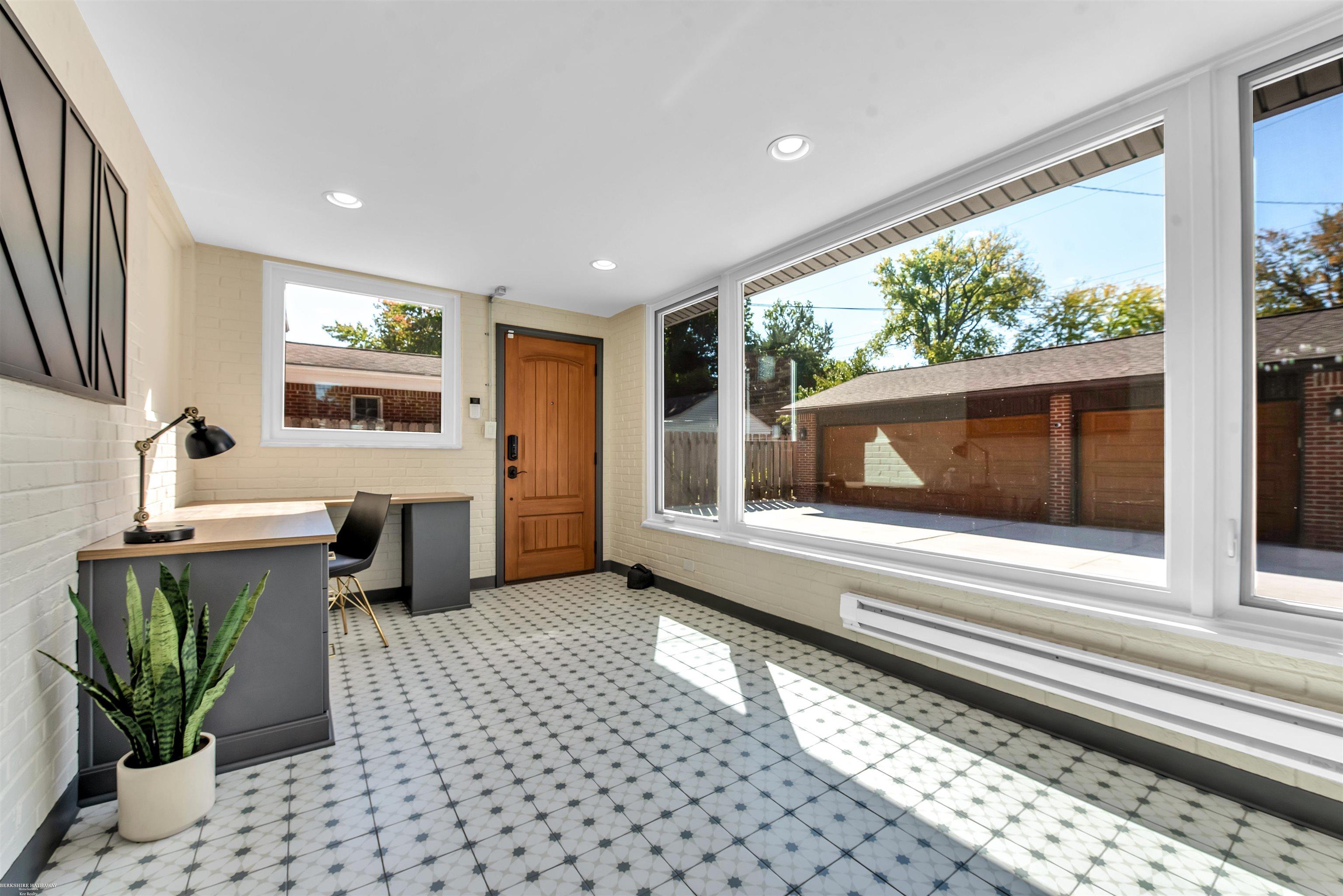 1725 Newcastle Road Grosse Pointe, MI 48236 - Photo 9 of 37 50092516-8.JPG