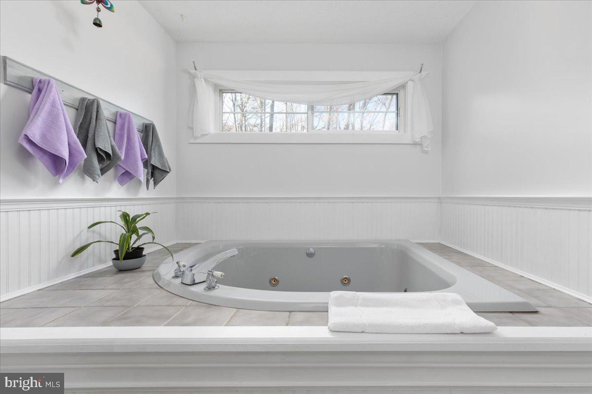209 Park Ridge Court Front Royal, VA 22630 - Photo 39 of 60 a bathroom with a bathtub