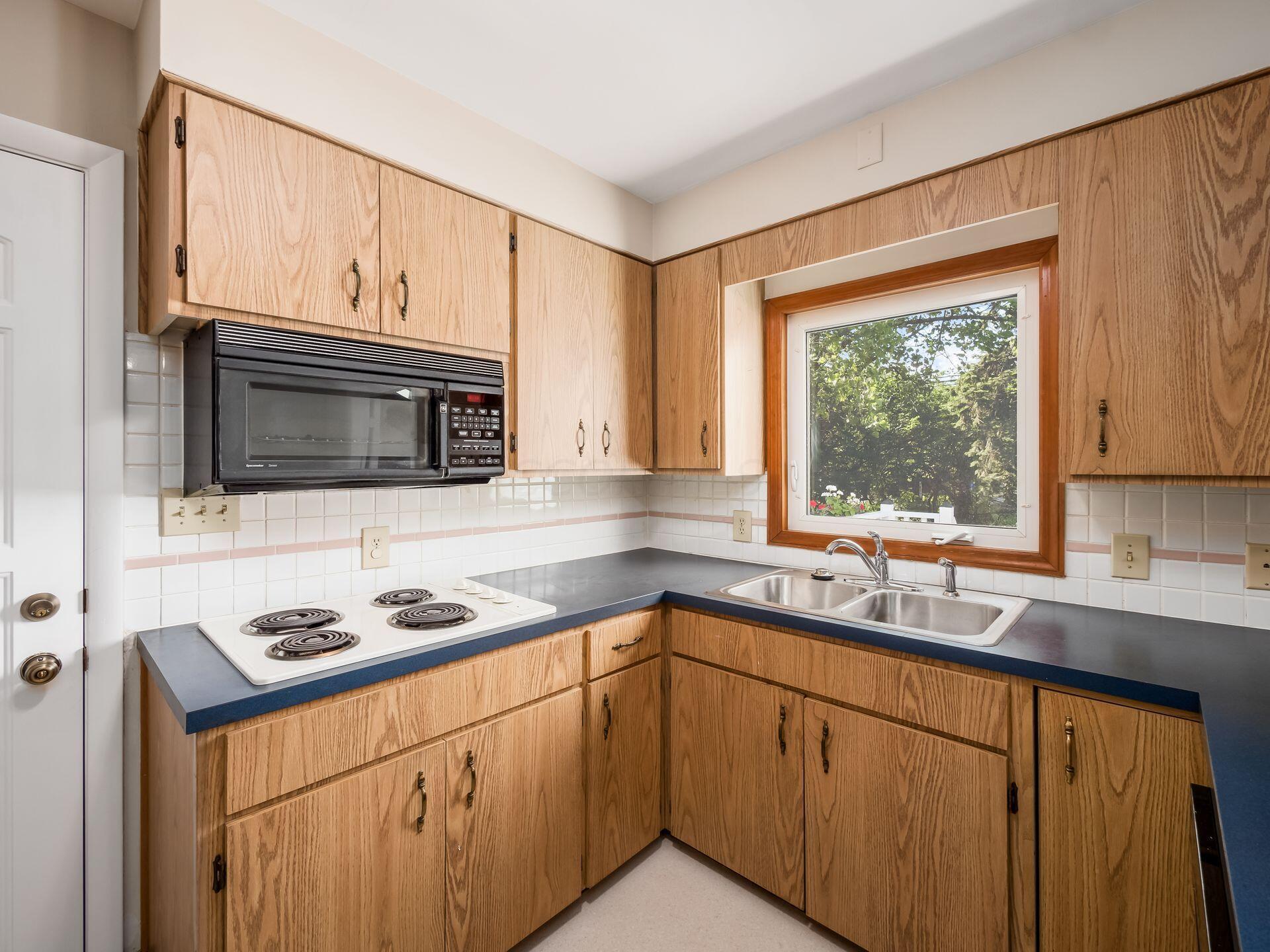 1569 Barrington Road Columbus, OH 43221 - Photo 11 of 43 Kitchen