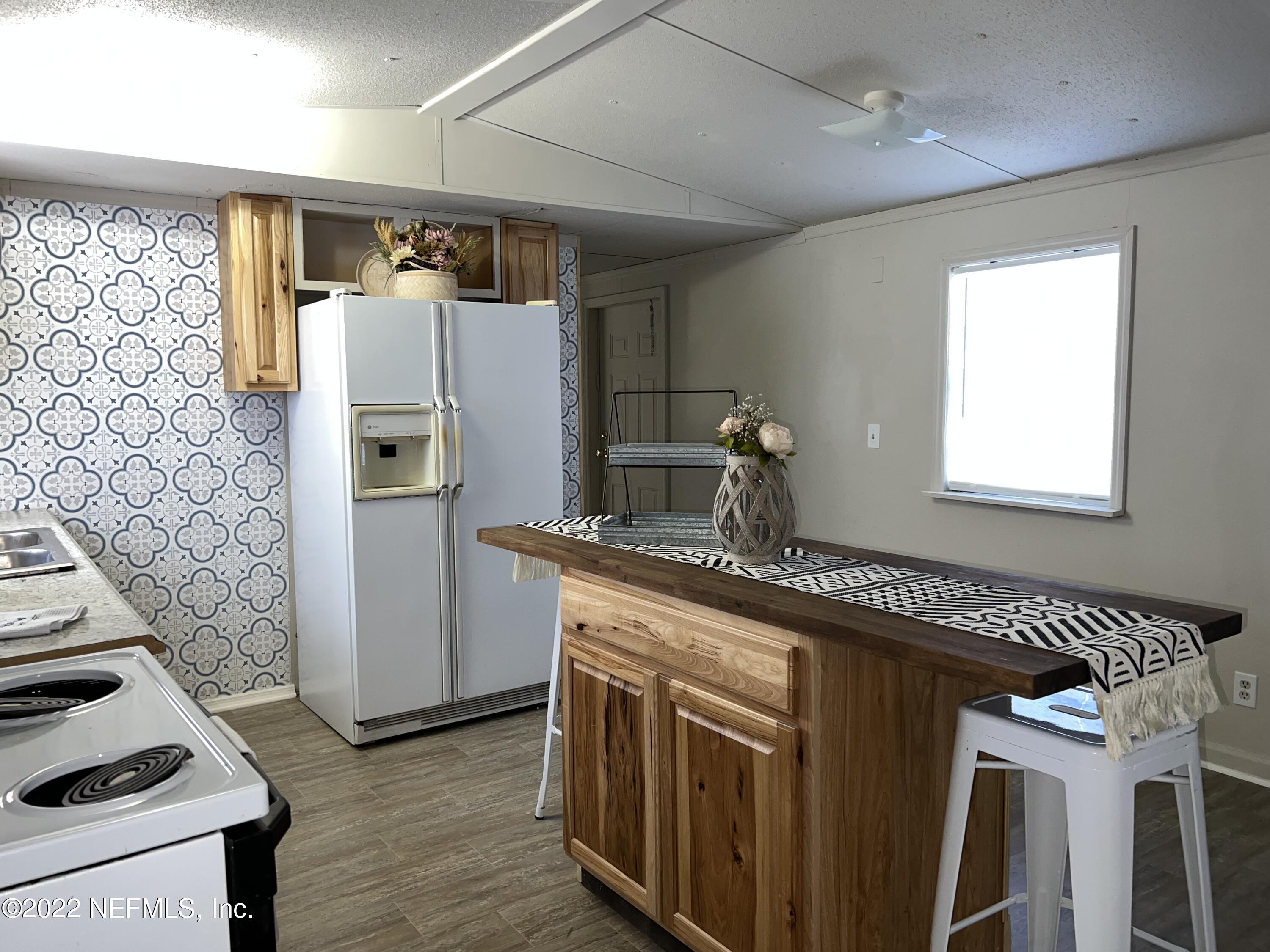 8008 Sunnybrook Road Melrose, FL 32666 - Photo 5 of 17 a kitchen with a stove and a sink
