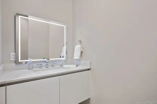 $3,500 | 123 Lexington Avenue, Unit 1308, San Antonio, TX 78205