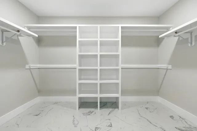 a view of a house with backyard and tree