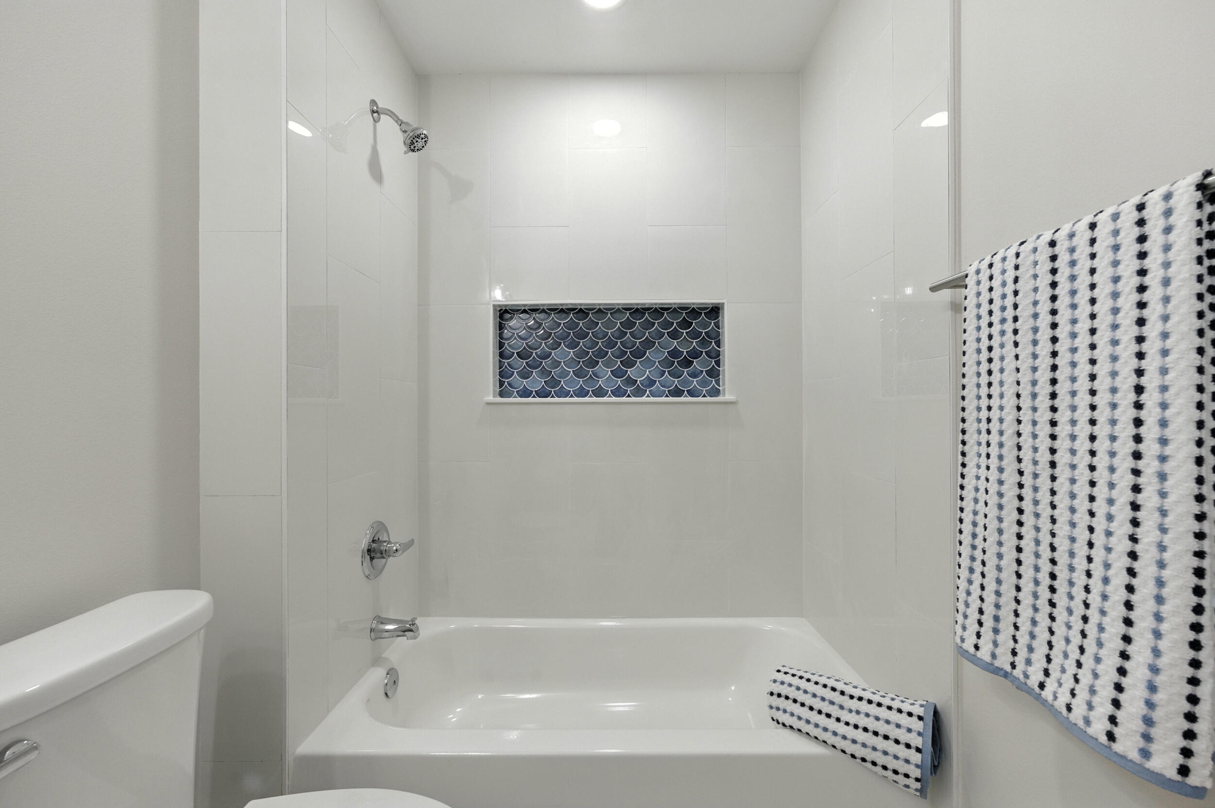 172 Frazier Road DeFuniak Springs, FL 32433 - Photo 61 of 78 a bathroom with a bathtub and shower