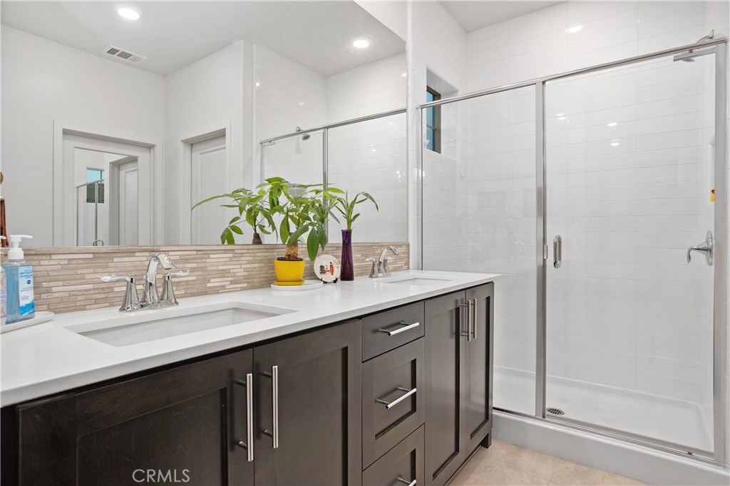 4366 Pacifica Way, Unit 7 Oceanside, CA 92056 - Photo 18 of 36 Primary bathroom