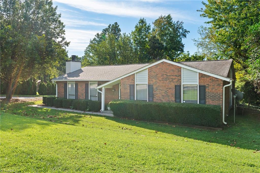 4332 Lake Jeanette Road Greensboro, NC 27455 - Photo 4 of 46