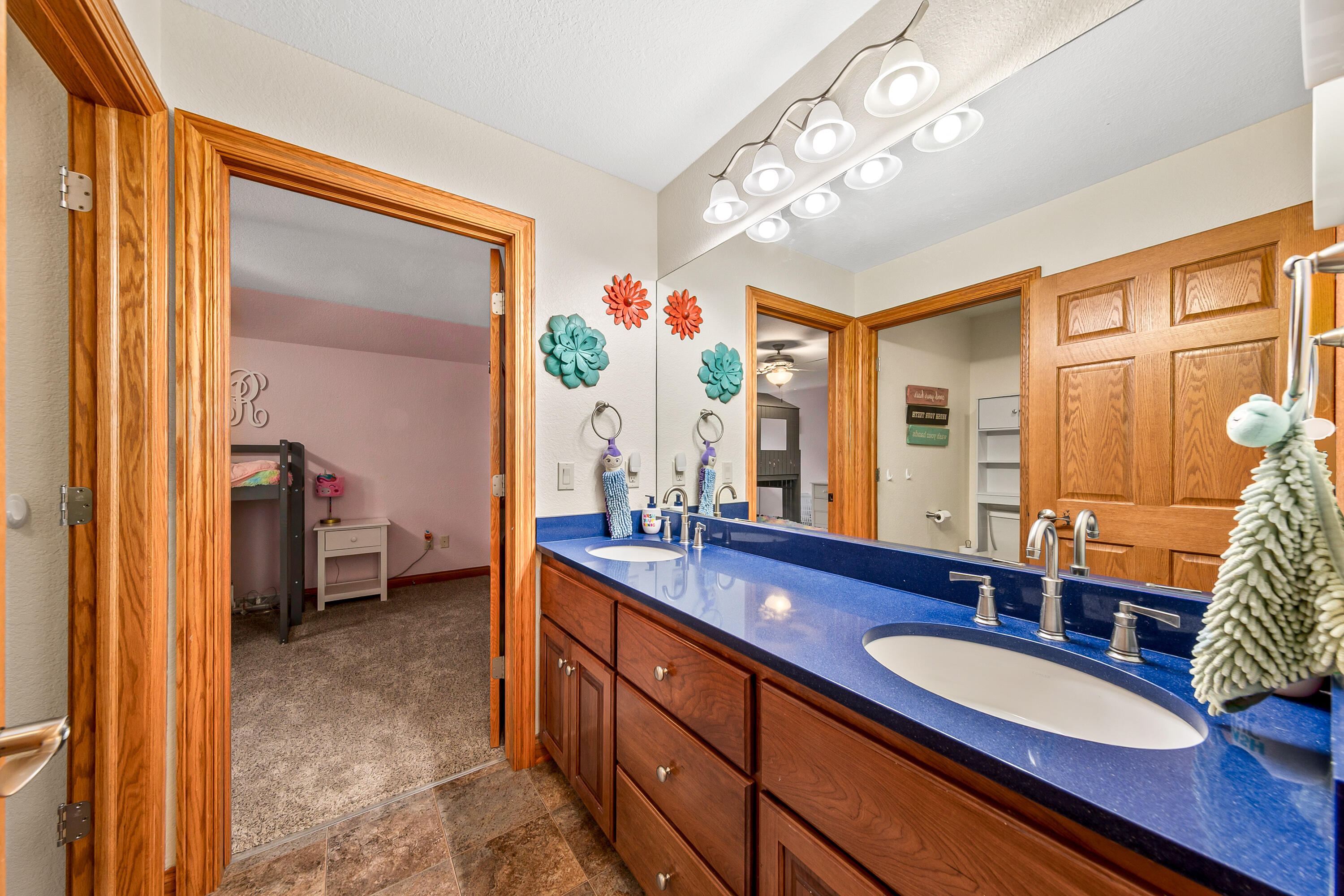 S62W28195 Ridge Valley Road Genesee, WI 53189 - Photo 54 of 68 Jack & Jill bathroom