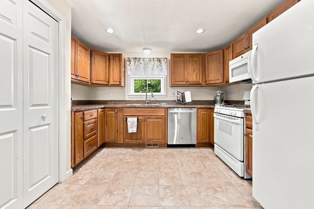 68 Hilltop Road Dracut, MA 01826 - Photo 13 of 29 Gallery Image 13