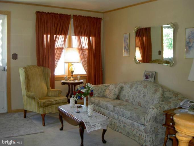 6903 Chambers Road Baltimore, MD 21234 - Photo 2 of 19 Living Room