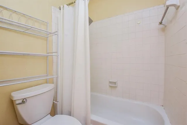 $135,000 | 10555 Turtlewood Court, Unit 405, Houston, TX 77072