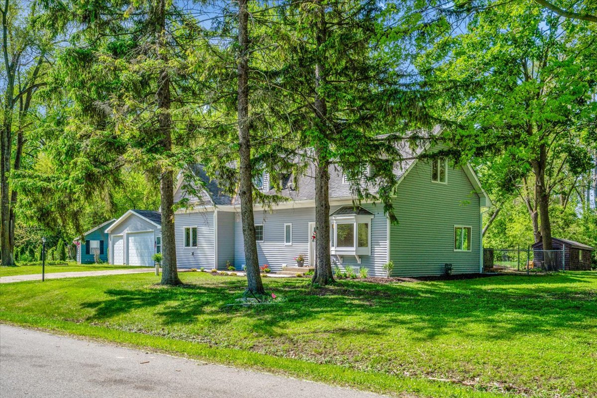 2425 Riverside Drive West McHenry, IL 60050 - Photo 2 of 30 Gallery Image 2