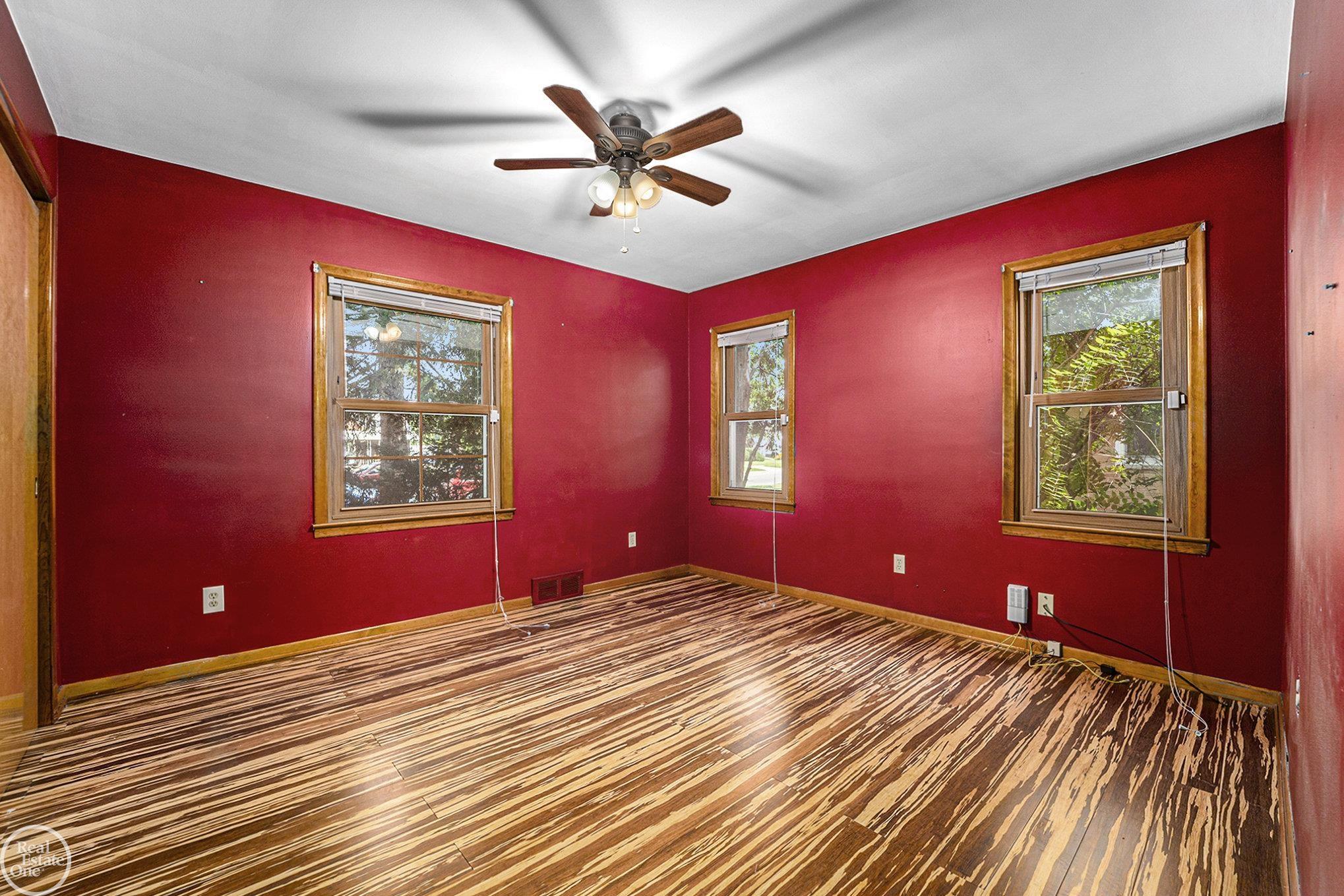16046 Stephens Road Eastpointe, MI 48021 - Photo 13 of 32 50162296-58B94884-F9F9-42E4-8FCF-91504F9B1B6B.JPG