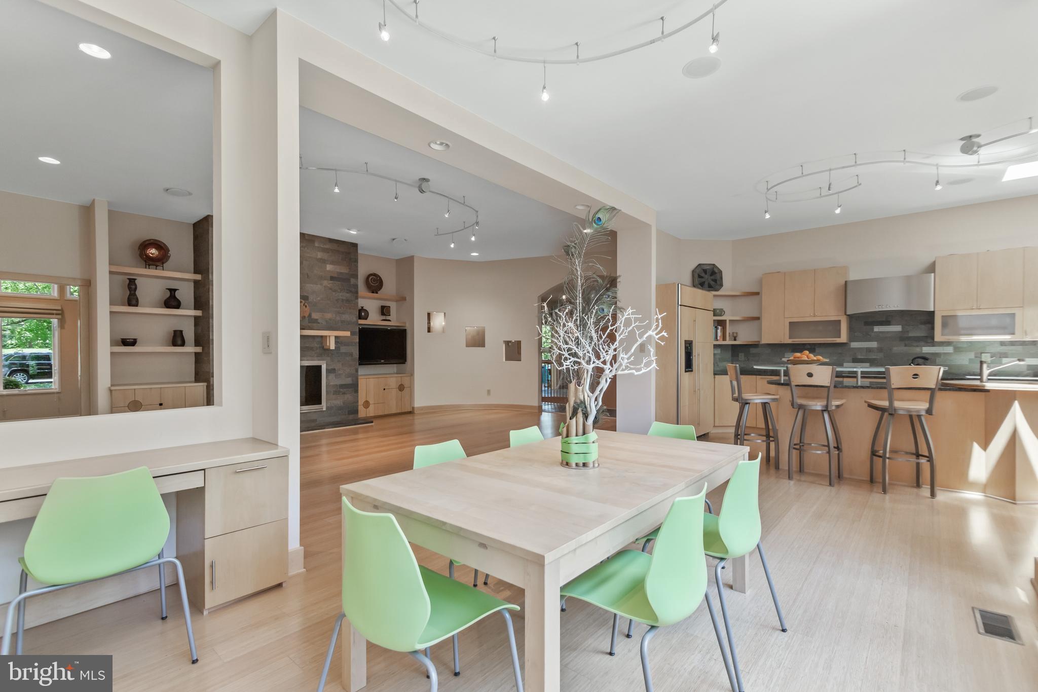 10107 Gary Road Potomac, MD 20854 - Photo 18 of 62 Breakfast Room with Built-In Desk