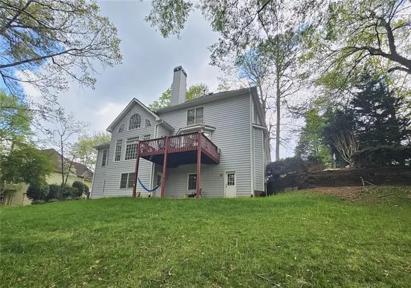 a view of a house with backyard