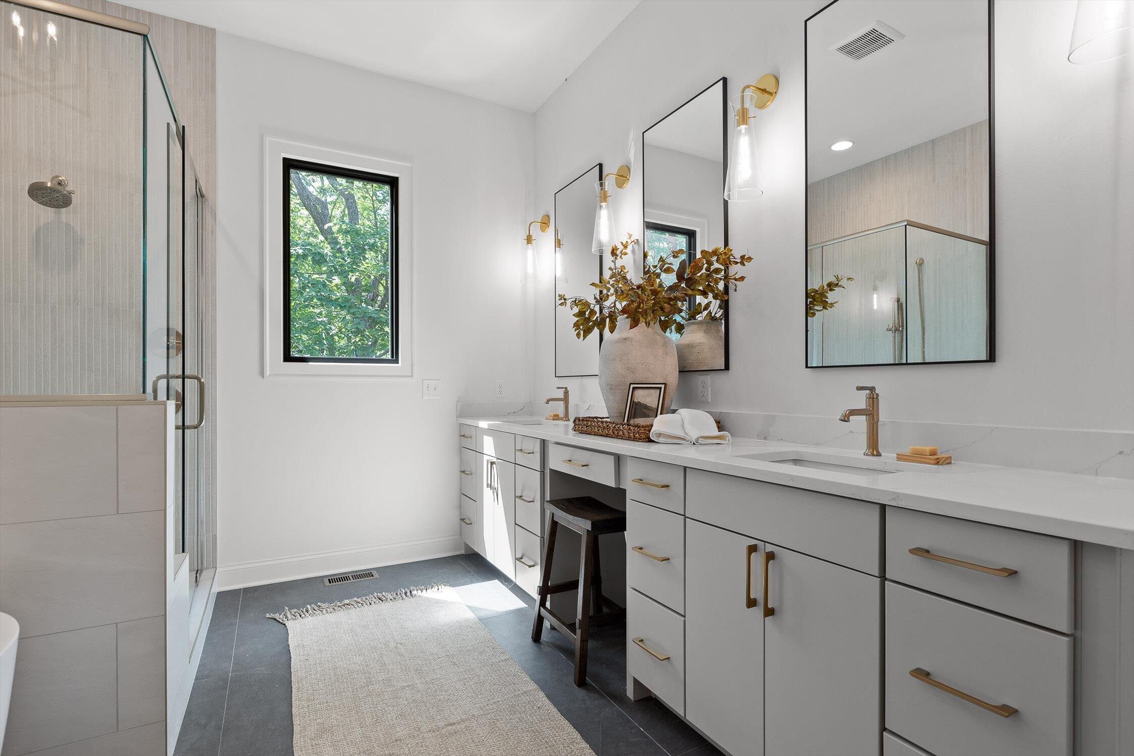 4597 Amethyst Road Chattanooga, TN 37419 - Photo 25 of 47 Primary Bath1