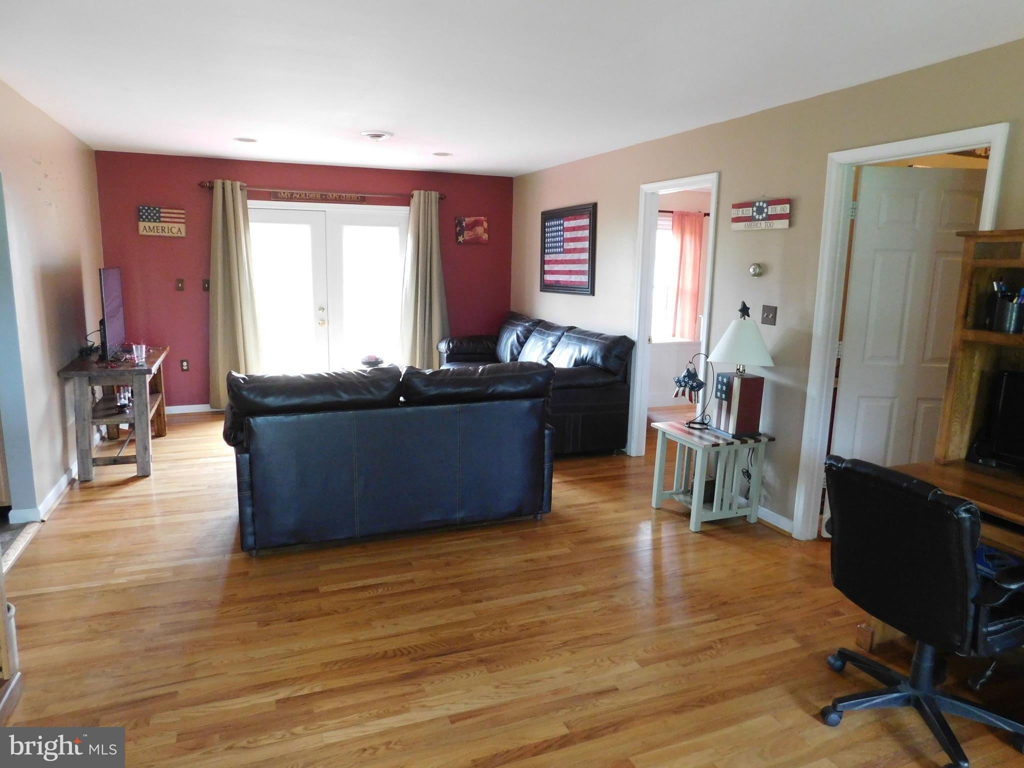 14114 Howdyshell Road Flintstone, MD 21530 - Photo 6 of 20 Living Room