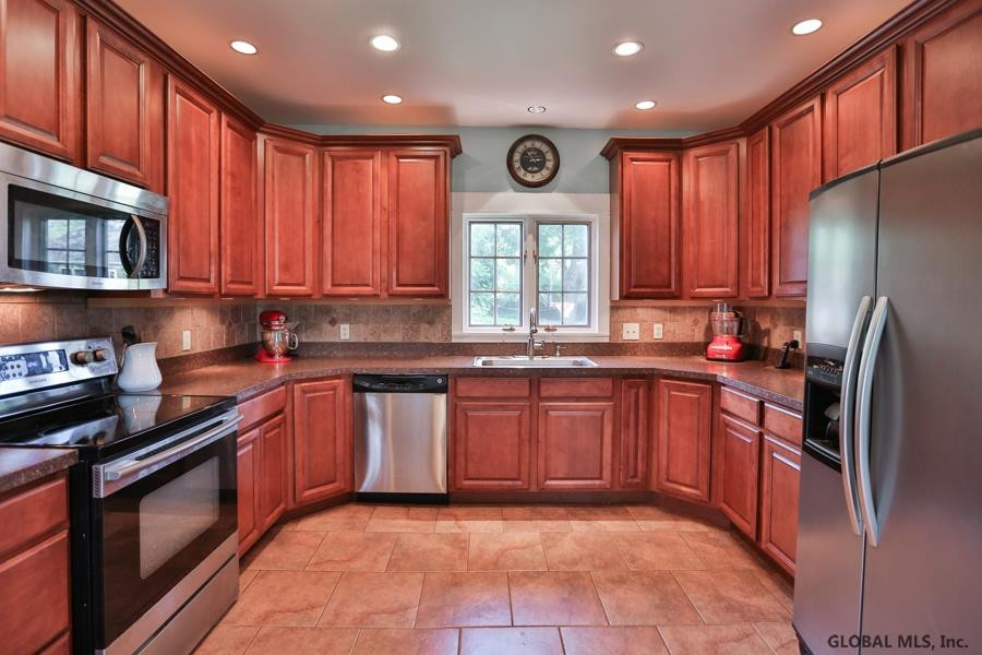 89 Hillcrest Road Colonie, NY 12110 - Photo 2 of 27 Photo 2