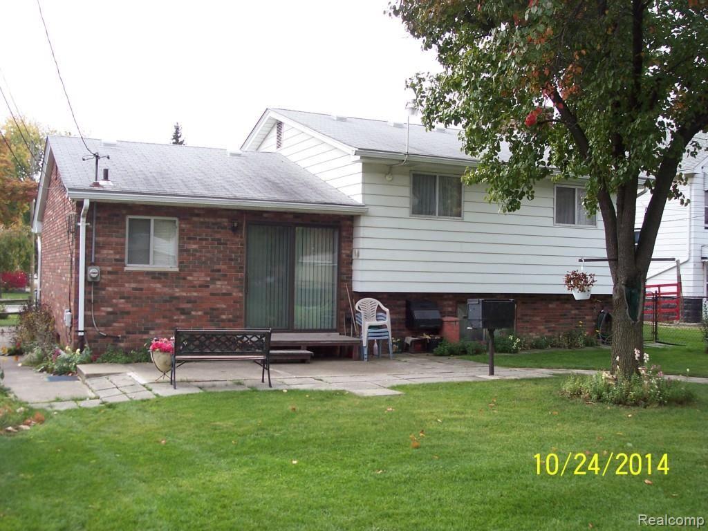 17047 Stephens Road Eastpointe, MI 48021 - Photo 2 of 12 100_2764.jpg