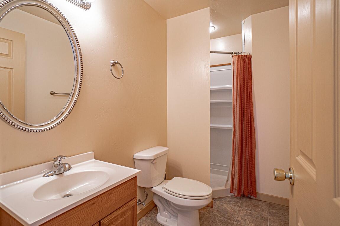 913 Bellview Avenue Ashland, OR 97520 - Photo 21 of 29 Upstairs Guest Bath