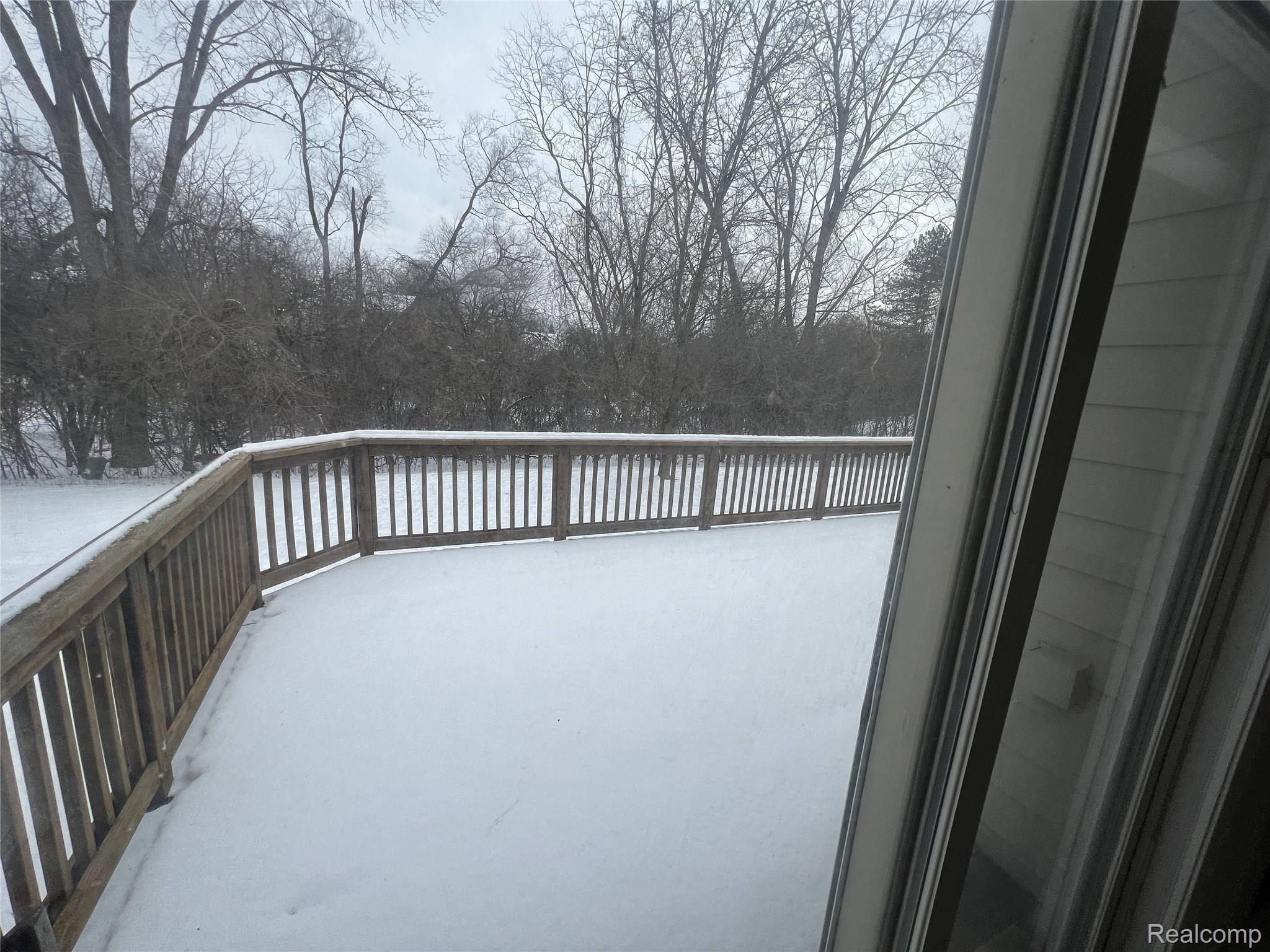 5325 Simpson Lake Road West Bloomfield, MI 48323 - Photo 33 of 39 20220129_180326154_iOS.jpg