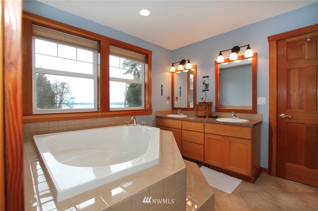 10709 Southwest Cowan Road Vashon, WA 98070 - Photo 16 of 25 Gallery Image 16