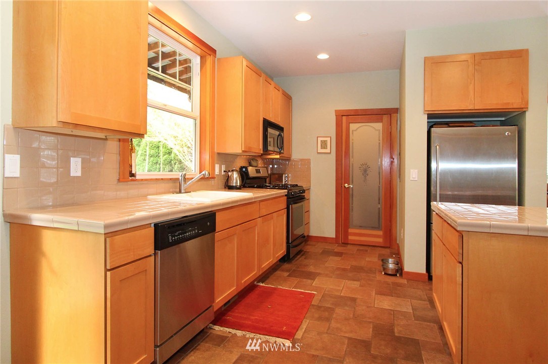 10709 Southwest Cowan Road Vashon, WA 98070 - Photo 8 of 25 Gallery Image 8