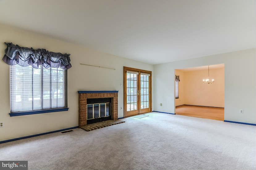 7201 Kindler Road Columbia, MD 21046 - Photo 3 of 27 Living Room
