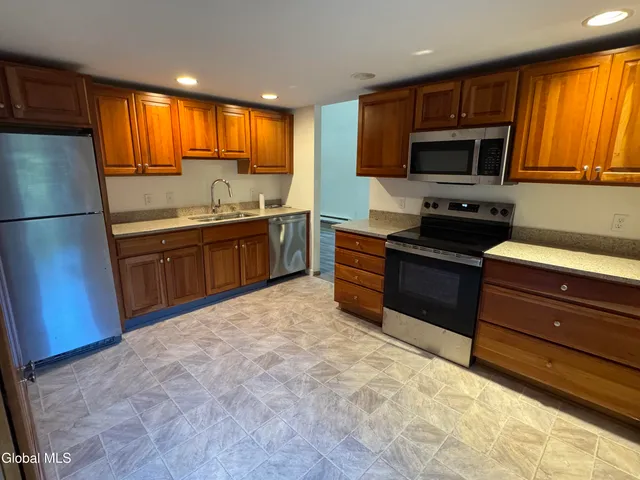 $2,500 | 63 Thimbleberry Road, Malta, NY 12020