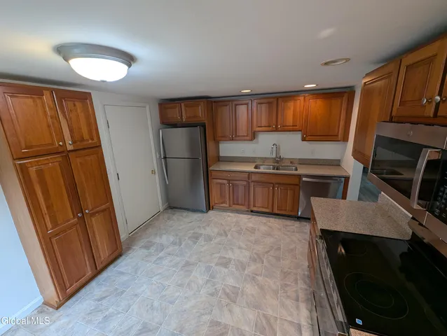 $2,500 | 63 Thimbleberry Road, Malta, NY 12020